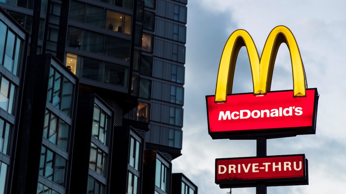 На McDonald's подали в суд из‑за использования ИИ для ценообразования меню бургеров - 1